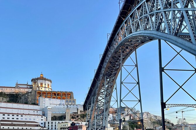 3h30 tour in Porto by Tuk Tuk - Universidade do Porto and the Square dos Leões: A Photo Stop With Context
