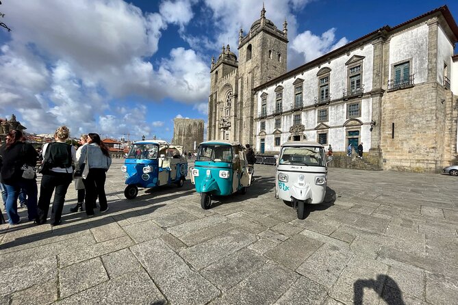 3h30 tour in Porto by Tuk Tuk - Igreja do Carmo: Two Churches, One Timed Window