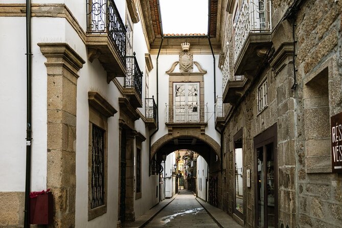 A Guimarães Hidden Gems Walking Tour Experience - Stop 5: Praca de S. Tiago, patterned medieval streets and modern life