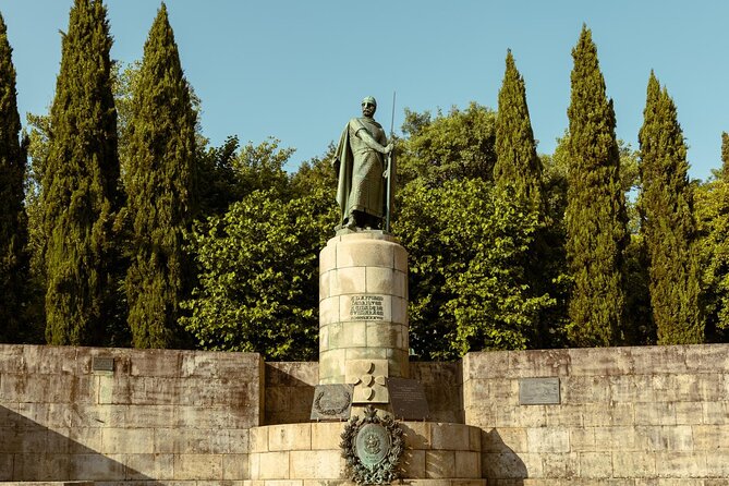 A Guimarães Hidden Gems Walking Tour Experience - Stop 6: Largo do Toural, the local meet-up heart