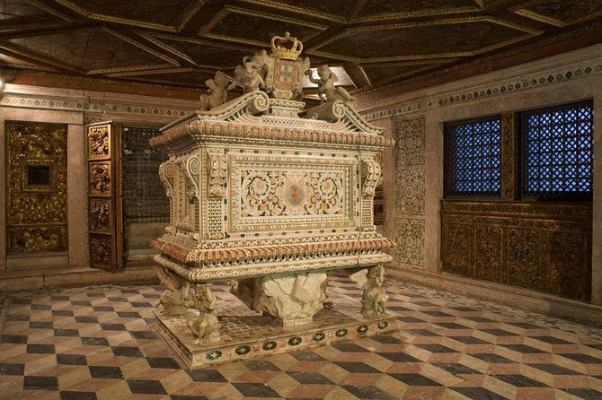 Aveiro Tour Small group, Moliceiro Cruise, Costa Nova, Vista Alegre & Lunch - From Porto Hotel Pickup to Santa Maria da Feira in the Morning