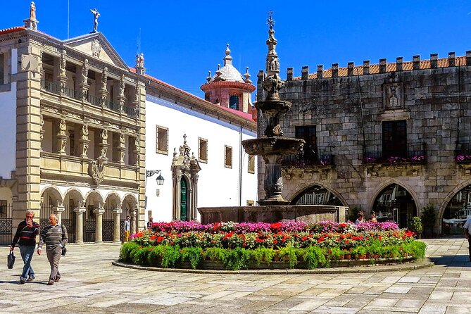 Barcelos, Ponte de Lima & Viana Private Tour (All Inclusive) - Viana do Castelo: old streets, tile panels, and Santiago connections