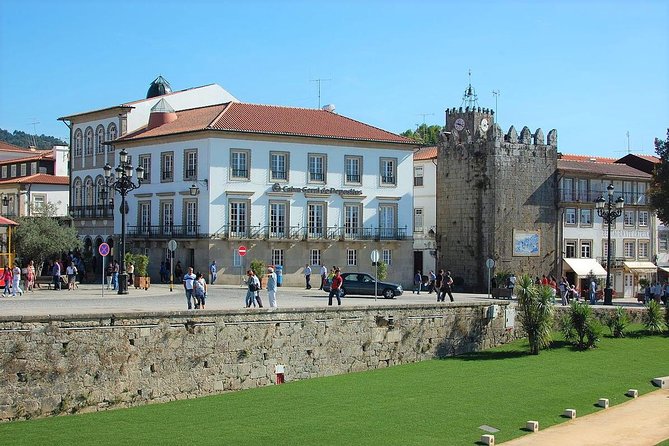 Barcelos, Ponte de Lima & Viana Private Tour (All Inclusive) - Ponte de Lima: the Roman bridge moment and the old-town walk