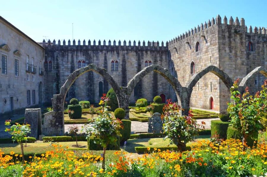 Braga & Guimarães Day Tour from Porto Small Group 8 ppl Local Guide - Lunch in Braga: choose your own plate without losing the schedule