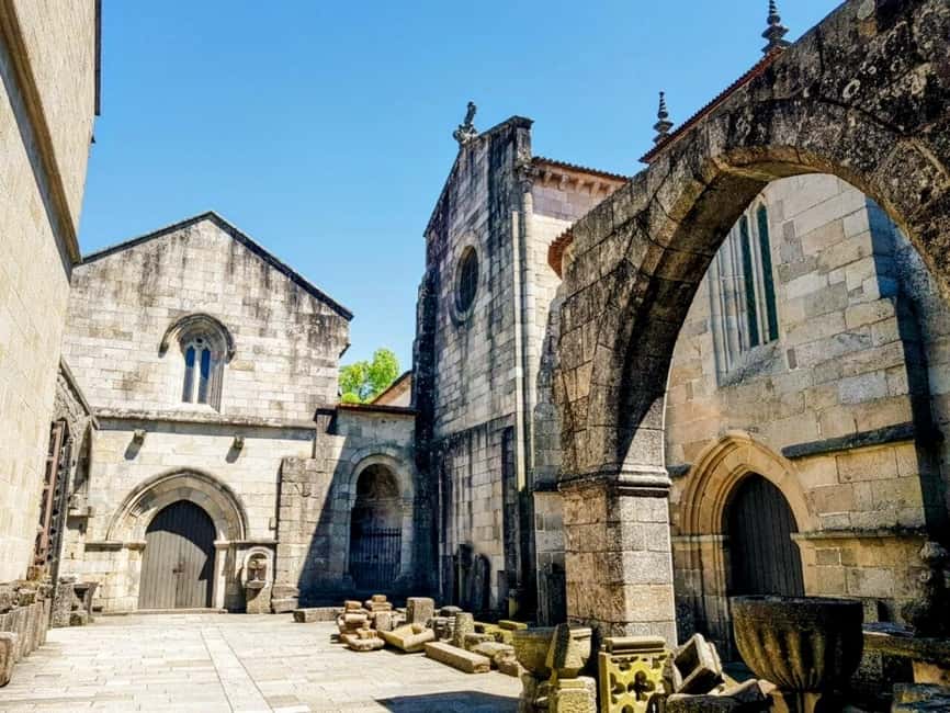 Braga & Guimarães Day Tour from Porto Small Group 8 ppl Local Guide - Guimarães Castle: why the walls feel more than scenic
