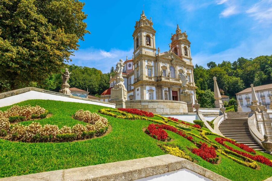Braga & Guimarães Full-Day Tour from Porto - Guimarães Castle: what to expect when entry isn’t included