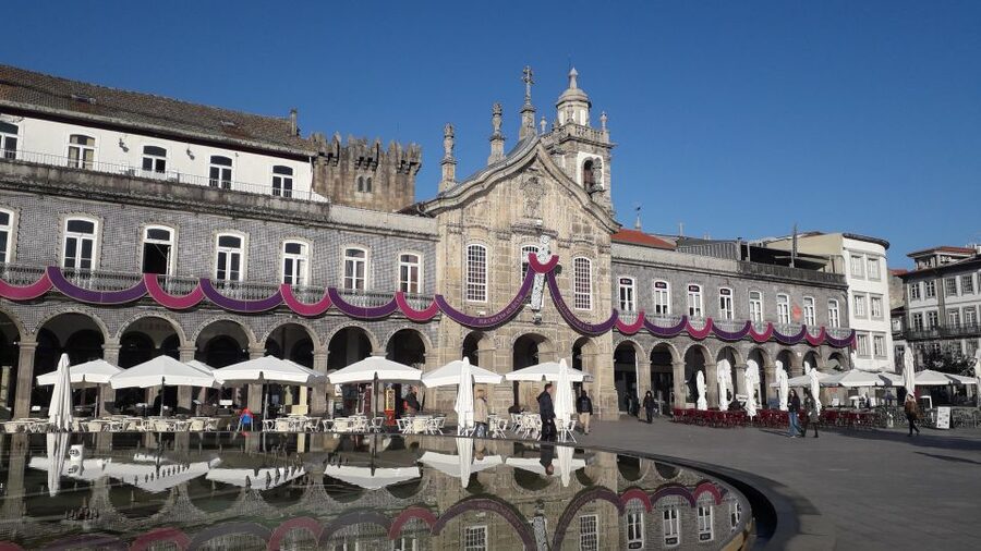 Braga Half-Day Walking Tour & Bom Jesus Sanctuary with Guide - Cathedral Entrance: The Religious Heart Without the Lecture Hall Vibe