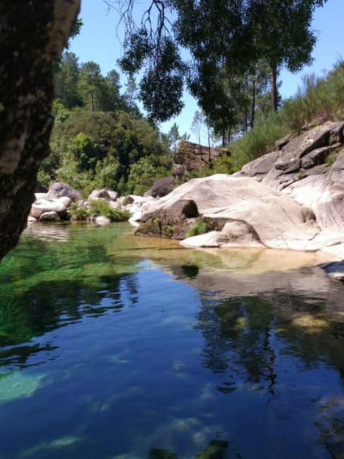 Braga or Gerês: a private, tailor-made nature experience with a French-speaking host - Braga itinerary: chapel under rock, Póvoa de Lanhoso castle, Bom Jesus views