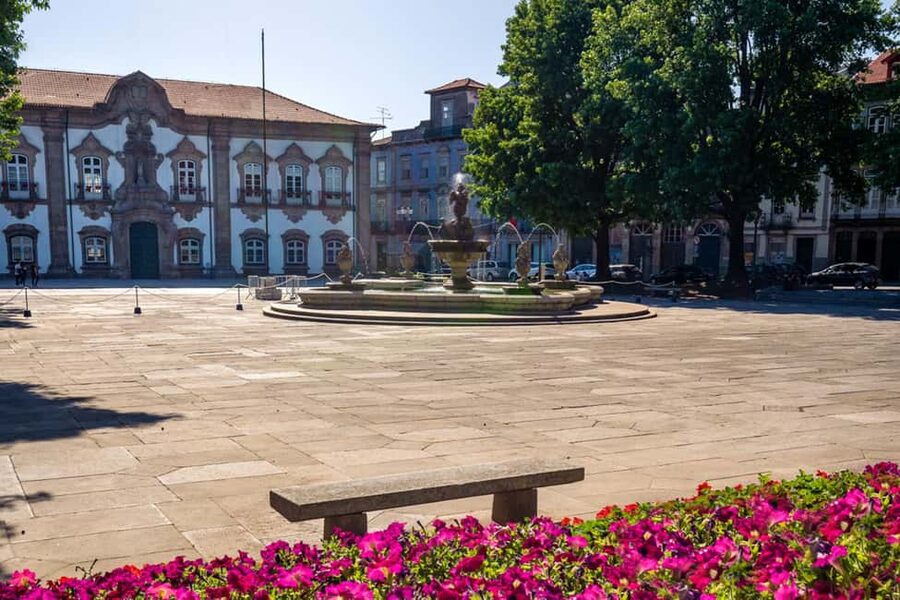 Braga: Private & Flexible Walking Tour in Historic Center - Sé Cathedral and Paço Square: Braga’s monumental center on foot