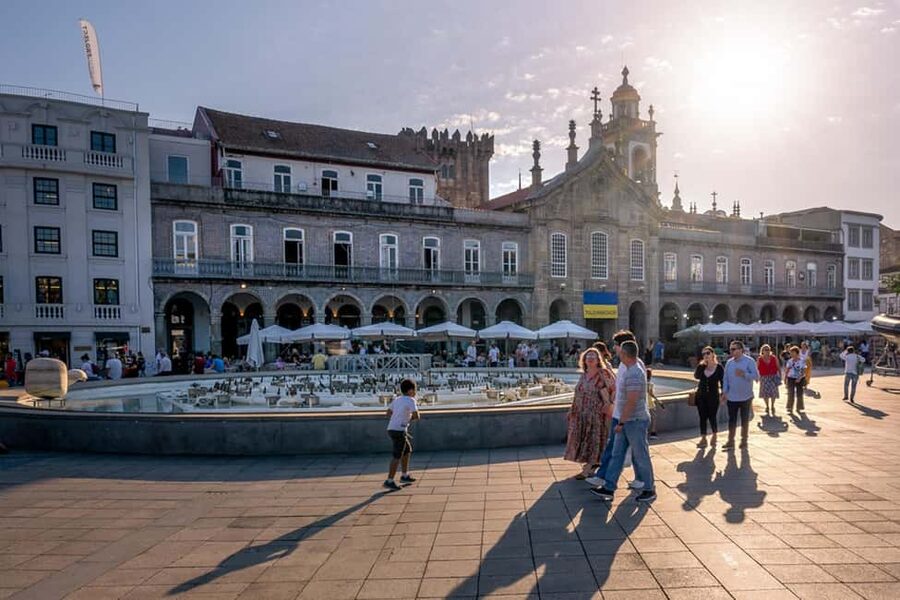 Braga: Private & Flexible Walking Tour in Historic Center - Santa Bárbara Garden, Donjon Tower, and Crivos House