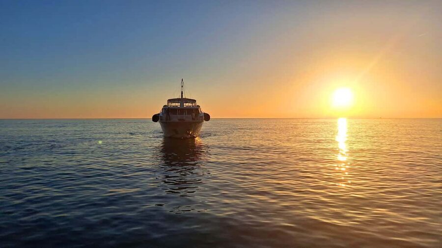 Cinque Terre: Sunset cruise tour with aperitif - Why this sunset cruise feels different than shore-watching