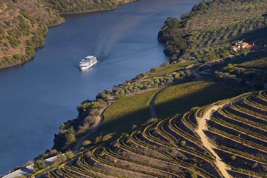 Day Cruise from Porto to Pinhão with Breakfast and Lunch - Boarding at Cais da Estiva and the First Look Down the Douro
