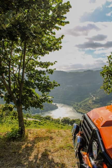 Douro Valley: 4x4 Safari and Vineyard Visit - Quinta de Lamelas: sparkling wine opening and family caretakers