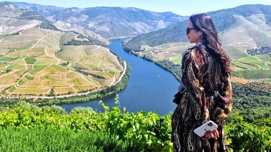 Douro Valley-Expert Guide-Boat-Lunch-Tastings PremiumService - Viewpoints, a photo stop, and why the early timing matters