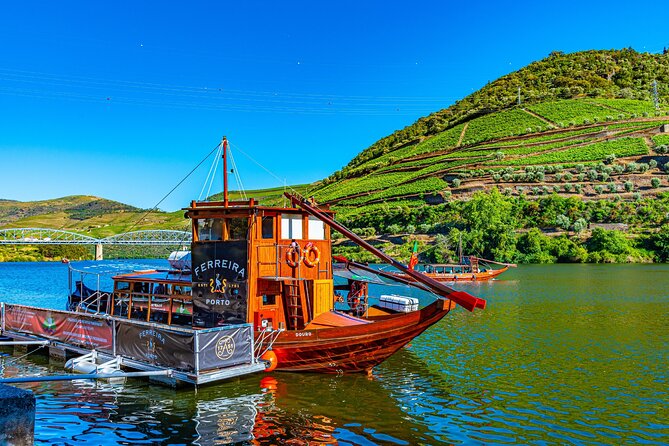 Douro Valley: Historical Sites, Wine Experience, Lunch & Cruise - Lunch in the Douro: traditional plates and Douro table wines (what to expect)