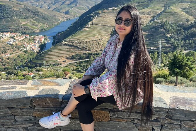 Douro Valley Luxury Wine Tour: 3 Estates, Cruise & Gourmet Dining - Dois Lagares House (Quinta de Santo António): winemakers guide and an intimate tasting table