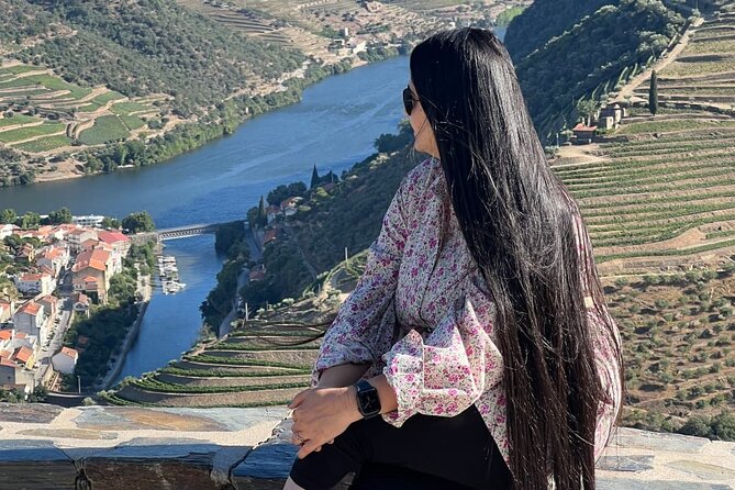 Douro Valley Luxury Wine Tour: 3 Estates, Cruise & Gourmet Dining - Quinta da Roêda cocktail intermission: a fun change of pace with views