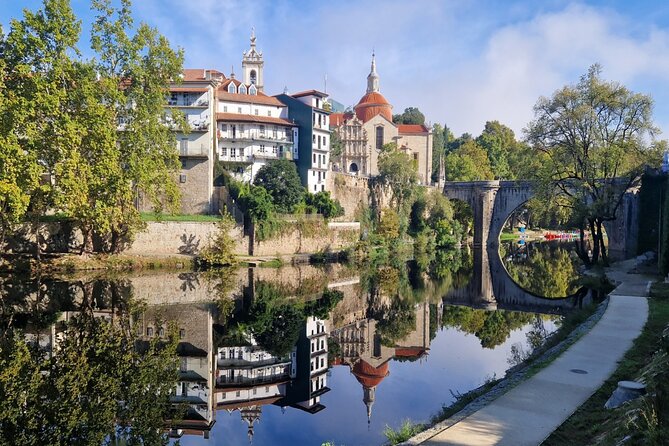 Douro Valley Tour: Wine Tasting River Cruise and Lunch from Porto - The farm wine tasting: lunch, drinks, and local extras like olive oil and honey
