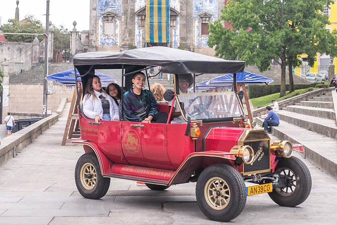 Explore Porto Aboard A Classic Tuk-Tuk tour 1h - How the timing works: 1 hour, 9 stops, and what that means
