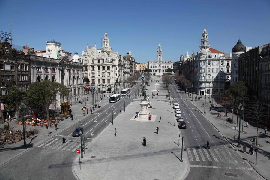 From Lisbon: Private Porto Tour with Wine Tasting in Gaia - Private guide, small vehicle: how it changes the day