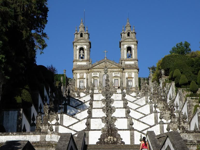 From Porto: Braga and Guimarães Small Group Tour with Lunch - The van to Guimarães: short transfer, big change of mood