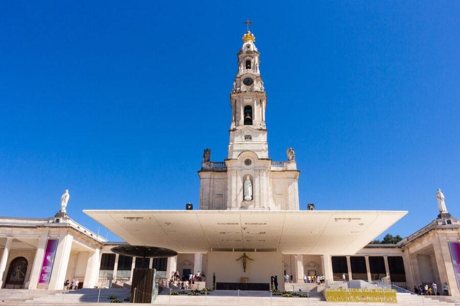 From Porto: Fatima and Miracle of Santarem Private Day Tour - Sanctuary of Our Lady of Fátima: the key buildings that matter