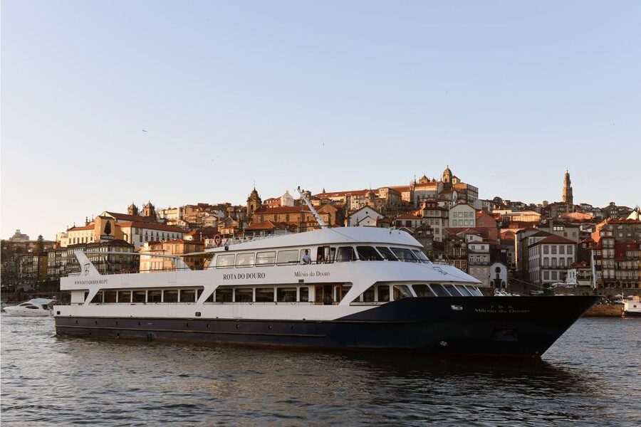 From Porto: Régua to Porto River Cruise with Lunch on Board - Comfort and packing: what to wear on a river deck