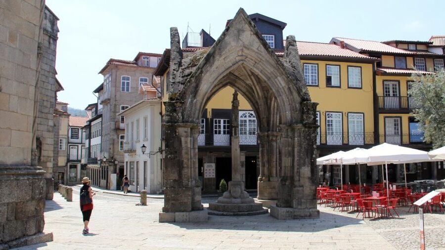 From Porto: Wonders of Braga & Guimaraes Private Day Trip - Lunch in Minho style: why this stop can make or break the day