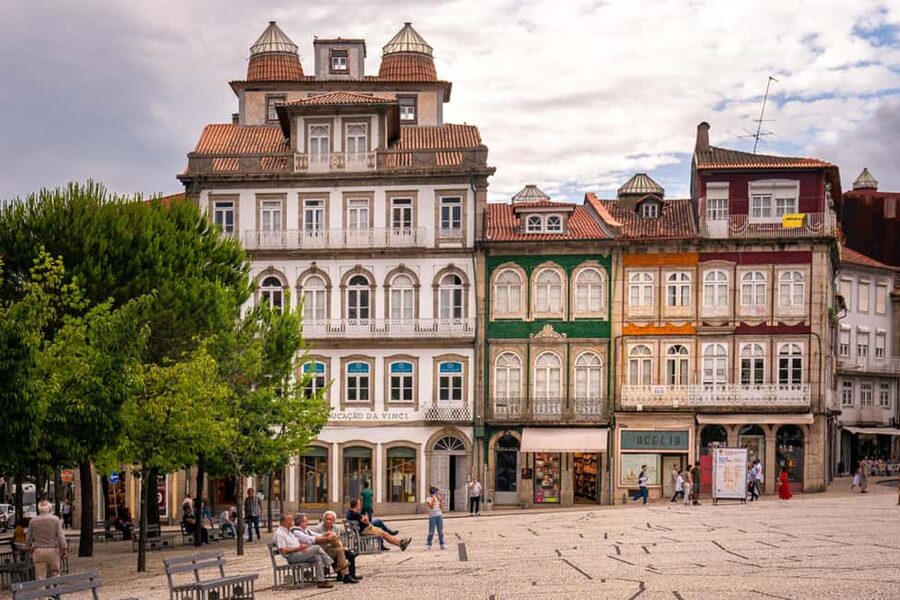 Guimarães: Private Flexible Walking Tour in Historic Center - Santa Maria Street to Santiago Square: the medieval-to-town transition