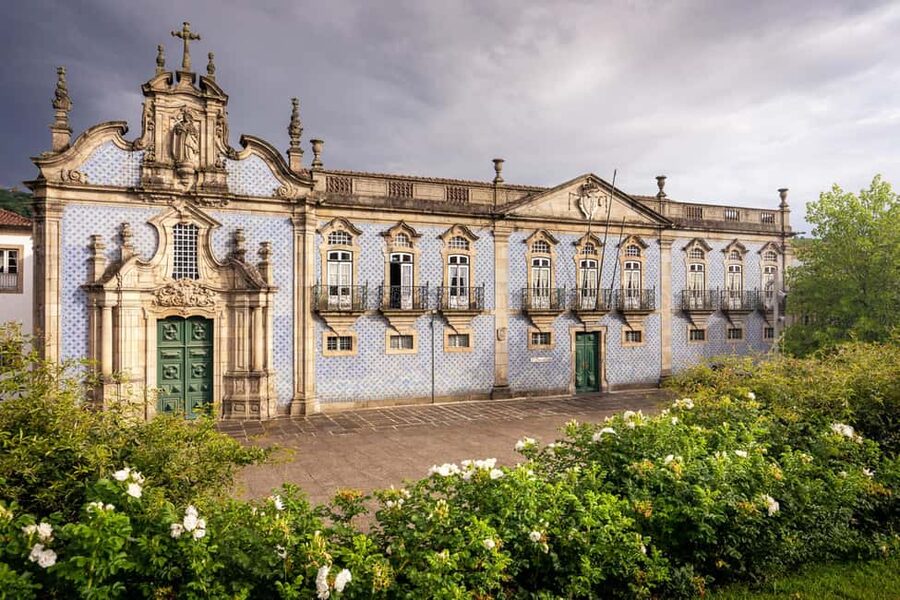 Guimarães: Private Flexible Walking Tour in Historic Center - Walking back along the Walls footpath: views, not just repetition