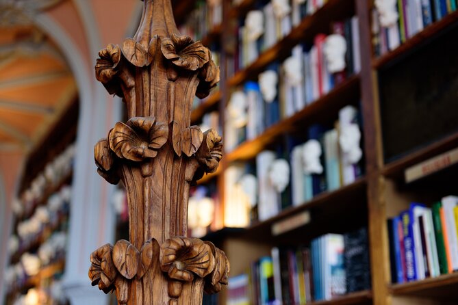 Livraria Lello Entry Ticket – Porto’s Most Iconic Bookstore - Stop 1: the entry moment—fast if you have the right ticket