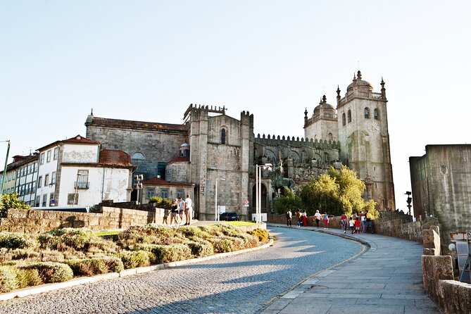 Love in Porto: Self-Guided Romantic Puzzle Walk - Stop 2: Treze a Rir uns dos Outros Sculpture