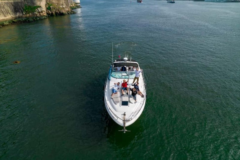 Luxury Douro Yacht Tour: Scenic Views & Complimentary Drinks - Views of Porto and Vila Nova de Gaia: How the boat changes your photos and your mood