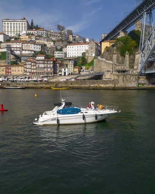 Luxury Douro Yacht Tour: Scenic Views & Complimentary Drinks - The captain and crew vibe: Why the tone matters on a private boat