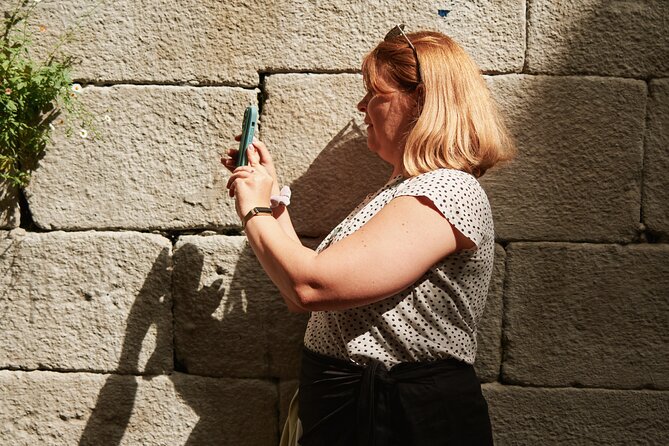 Mobile Photography through Porto hidden streets - Catedral do Porto: Storytelling With Light and Texture