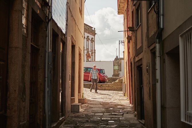Mobile Photography through Porto hidden streets - Passeio das Virtudes: Depth, Direction, and Photo Flow