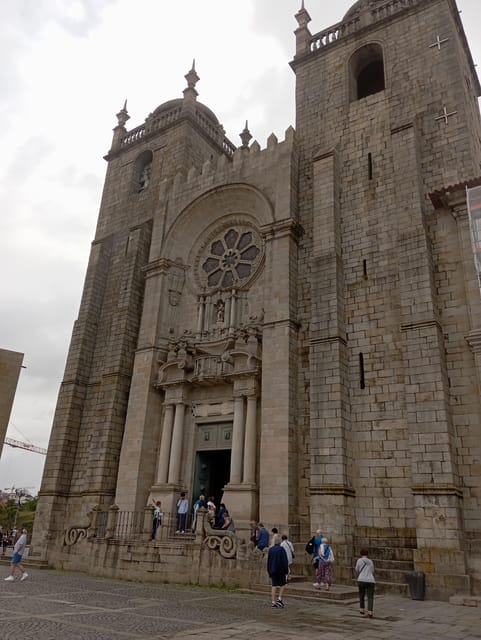 Monumental and historic Porto with the Stock Exchange Palace - Starting at São Bento Station: the azulejos do the talking