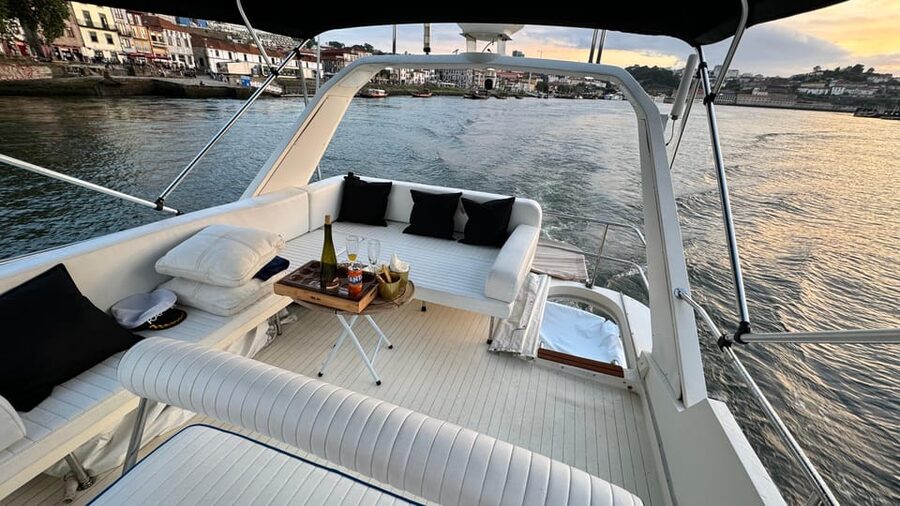 Passeio de barco rio douro inesquecível - Yacht comfort: shade, sun, air conditioning, and room to actually relax