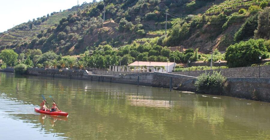 Pinhão: Douro Valley Rabelo Boat Tour and Kayak Experience - Key moments at a glance