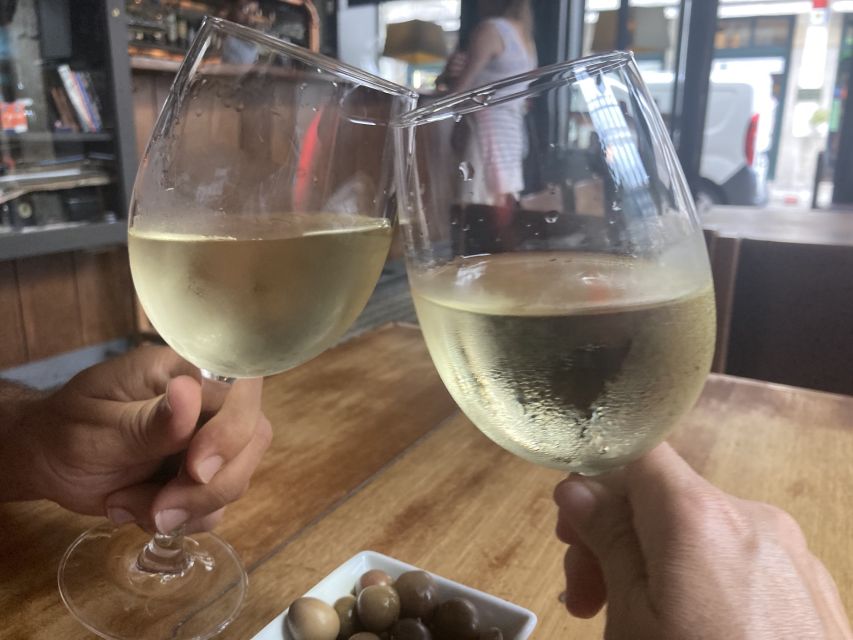 Port wine & wine walking tour with culture - max 8 pax - Ribeira walking break: Porto’s riverfront with guided context