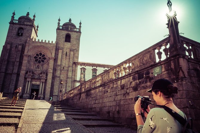 Porto 1/2 Day Walking Photo Tour & Portraits - Largo da Pena Ventosa: colorful streets that feel like a photo studio