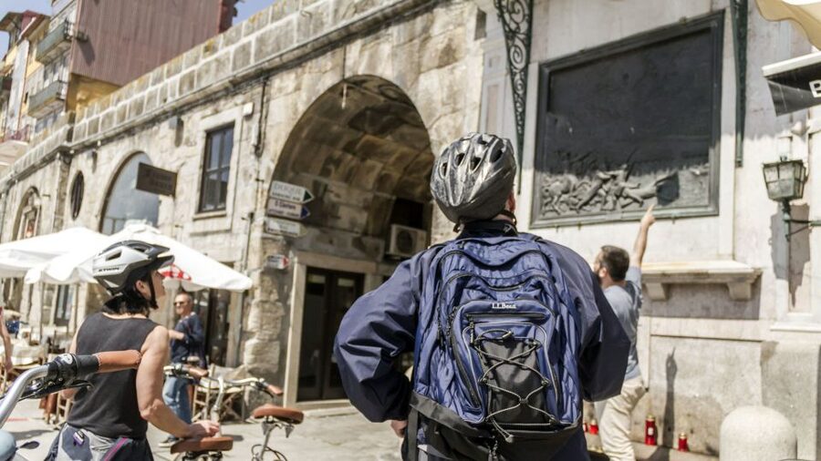 Porto: 3-Hour Bike Tour - Starting at Biclas & Triclas: the route begins with art and history