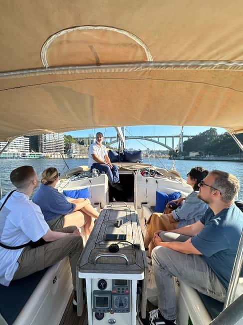 Porto 4H: Charming cruise, wine tasting, and vintage van tour - Meeting at Cais de Gaia: a simple start that sets the tone