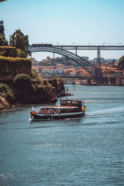 Porto: 6 Bridges Cruise on a Traditional Rabelo Boat - Rabelo Boat Start at Cais da Ribeira: What to expect at boarding time