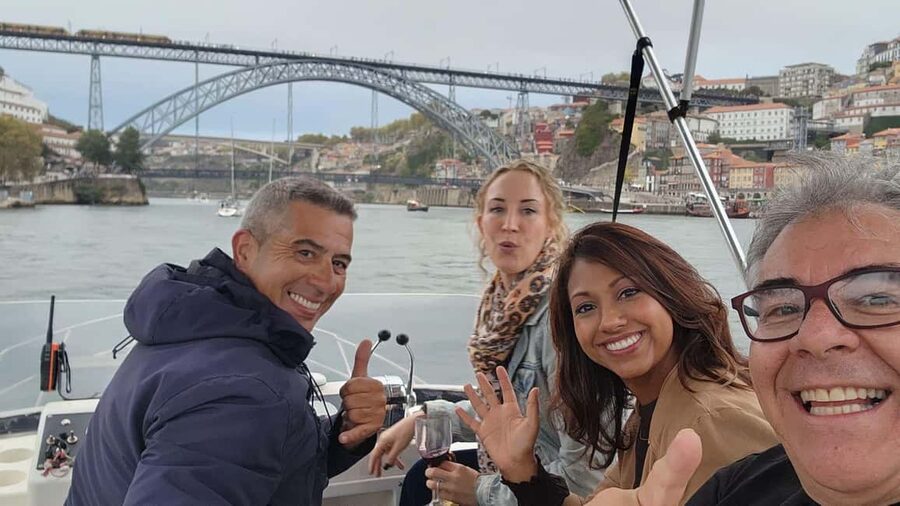 Porto: 6 Bridges Cruise, Welcome Drink & Sunset Option - Meeting at Marina da Afurada without the stress