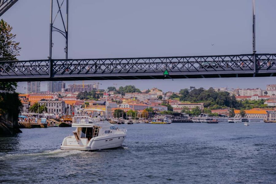 Porto: 6 Bridges Private Cruise with Local Wine and Snacks - The family crew factor: Carolina, Antonio, and Mariana add the human layer
