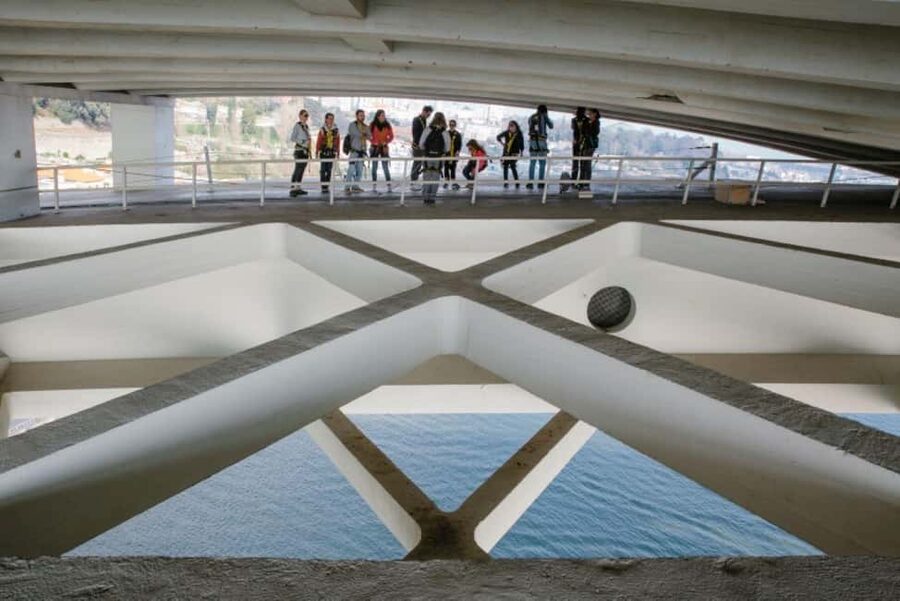 Porto: Arrábida Bridge Climbing - Guides and safety gear: the difference between risky and controlled