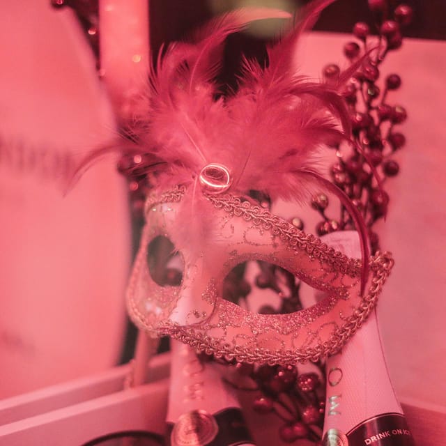 Porto: Cabaret & Pole Shows, with a Welcome Drink! - What you’re really buying: entry plus a first drink