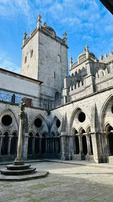 Porto Cathedral Guided Tour with Entrance Tickets - Meeting at the Pelourinho do Porto and getting inside smoothly