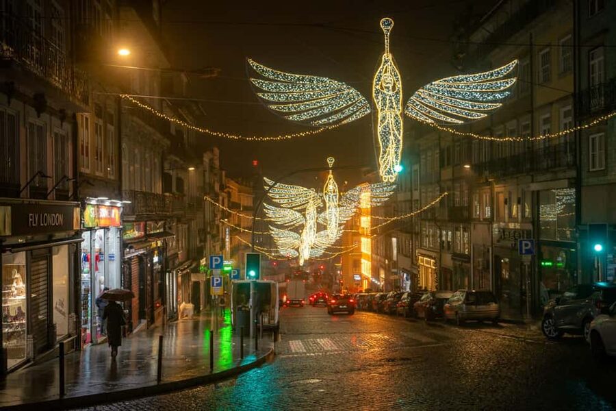 Porto: Christmas Lights Flexible Walking Tour - Praça da Batalha Christmas Market: Where the Walk Feels Complete